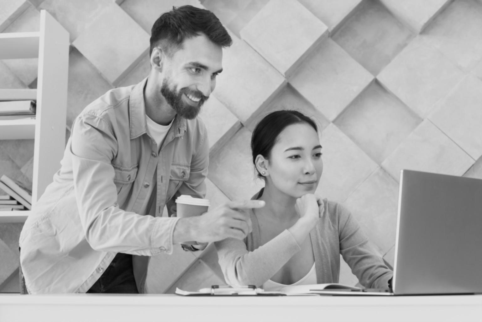 Réunion stratégique franchise avec documents de planification commerciale