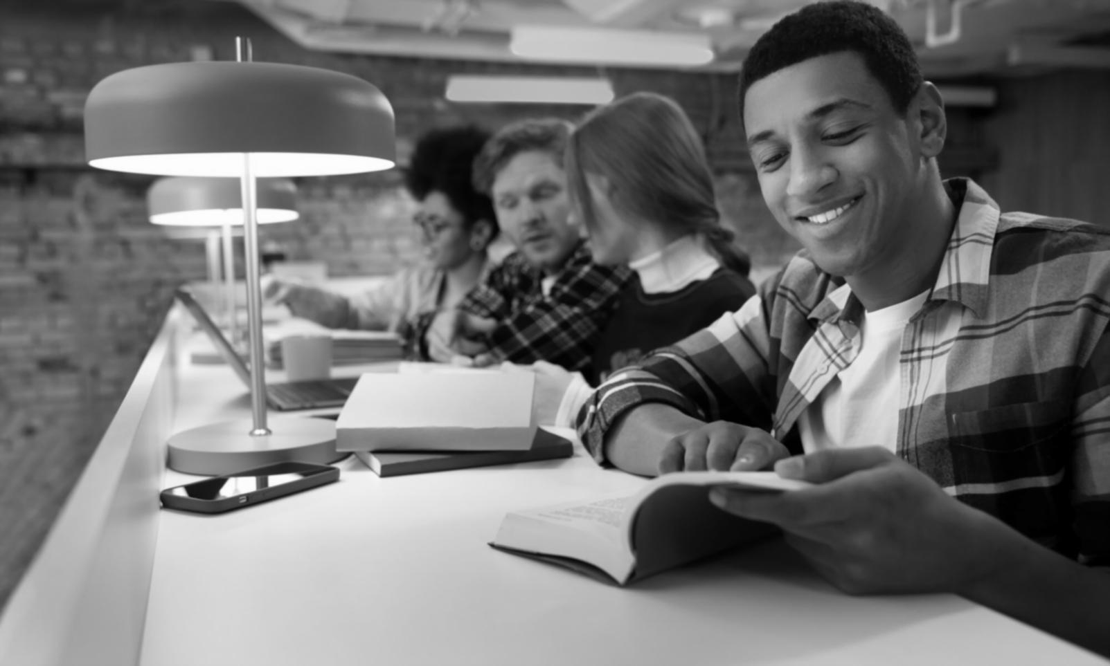 Séance de travail avec documents de franchise sur table, représentant notre approche méthodologique personnalisée