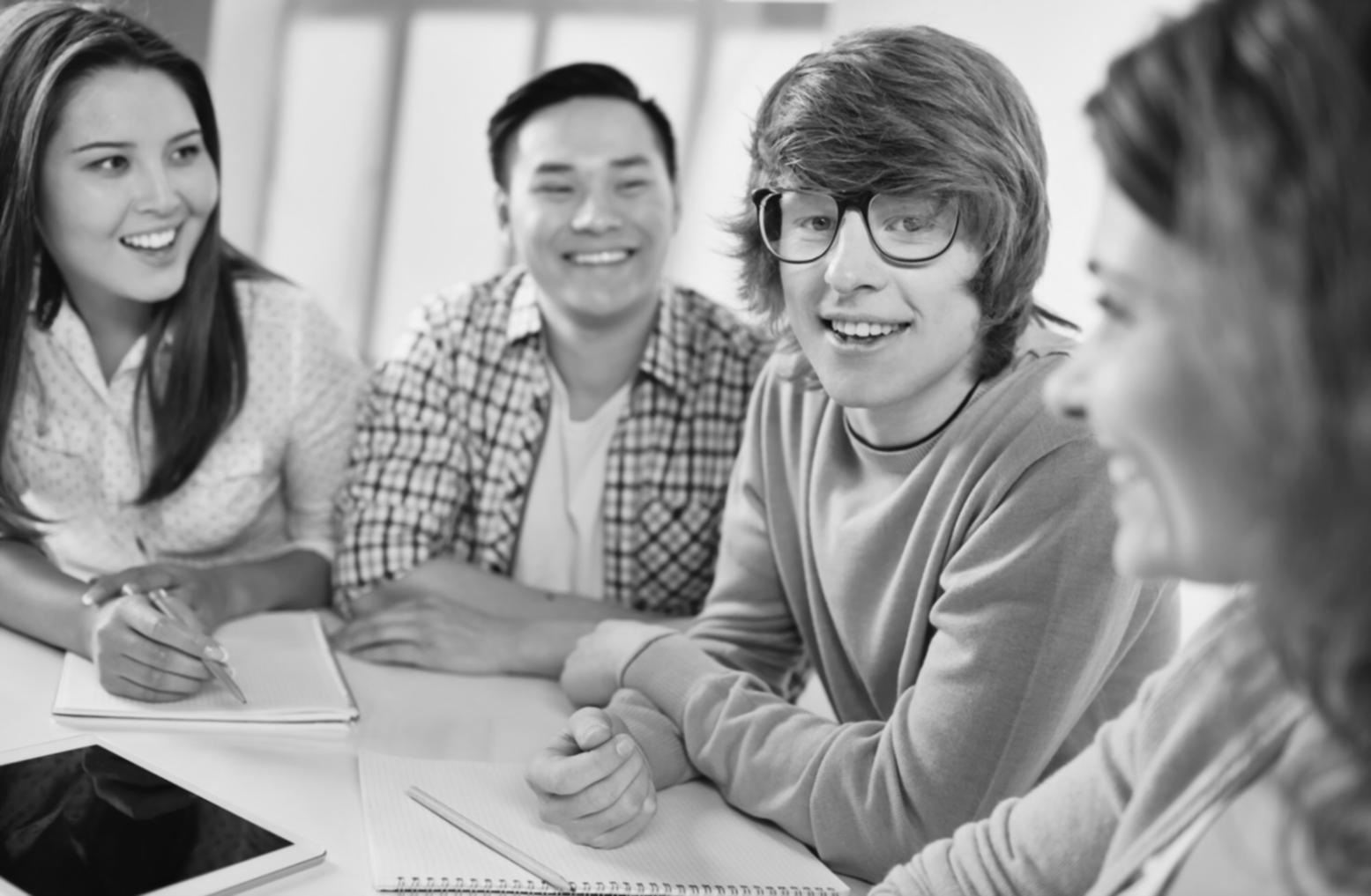 Analyse financière franchise avec calculatrices et documents comptables